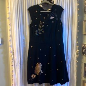 Stretch cotton an embroidered black dress. Zipper back..